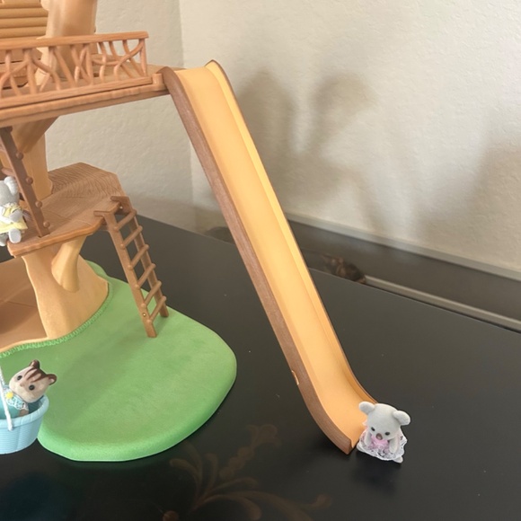 Calico Critter Family Epoch Lively Tree with Family - Picture 2 of 12